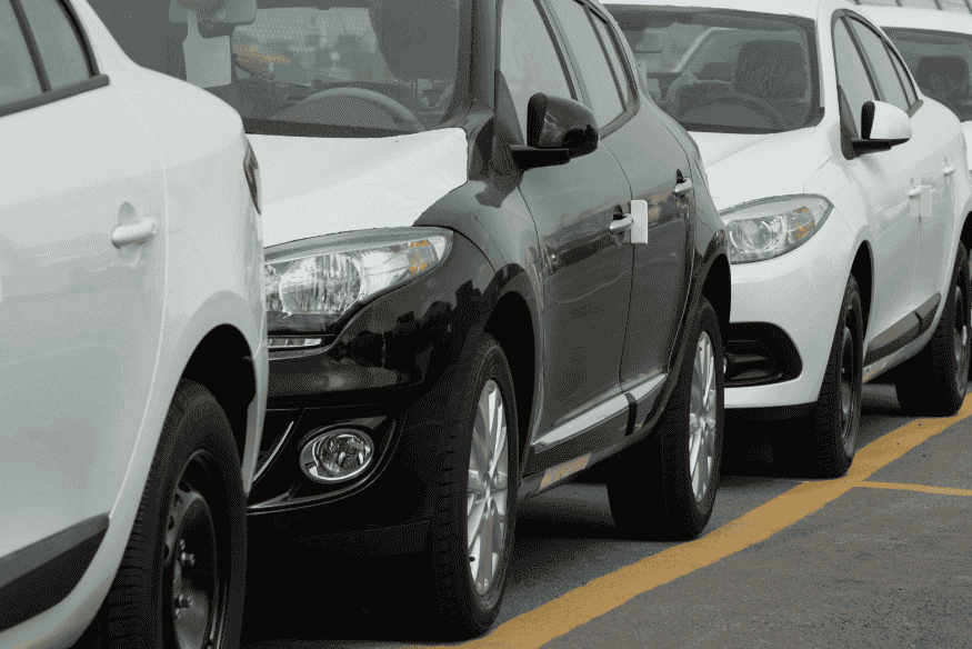 Fila de carros disponíveis para aluguel, representando a flexibilidade e praticidade do modelo de assinatura em 2025.