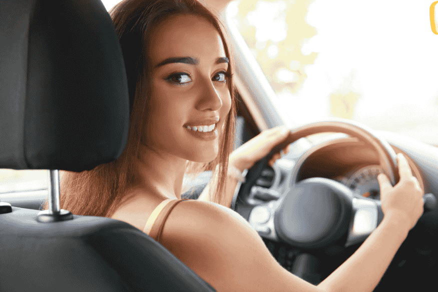 Mulher sorridente ao volante representando liberdade de escolha entre alugar ou comprar carro em 2025.