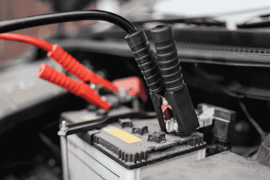 Bateria automotiva com cabos conectados, representando a segurança e confiabilidade no desenvolvimento das baterias de carros elétricos.