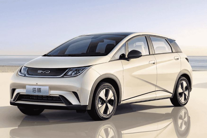 BYD Dolphin branco, carro elétrico fabricado no Brasil em 2025, opção acessível com maior autonomia e desempenho.