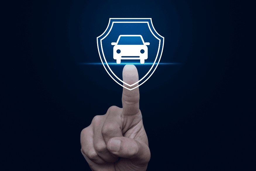 Ícone digital de carro em escudo de proteção, simbolizando garantias, seguro e valorização de carros híbridos seminovos no Brasil.
