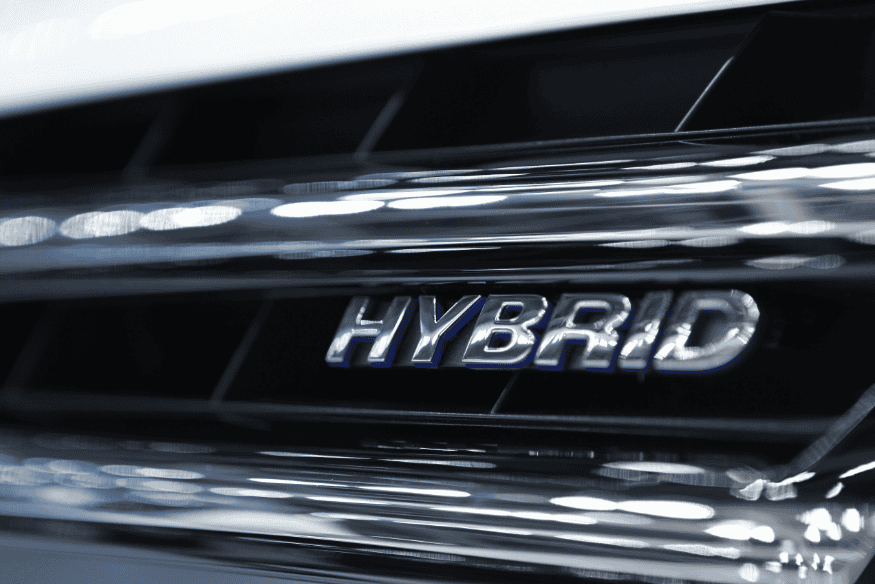 Detalhe da grade frontal com emblema Hybrid, representando a escolha sustentável e econômica de carros híbridos usados em 2025.