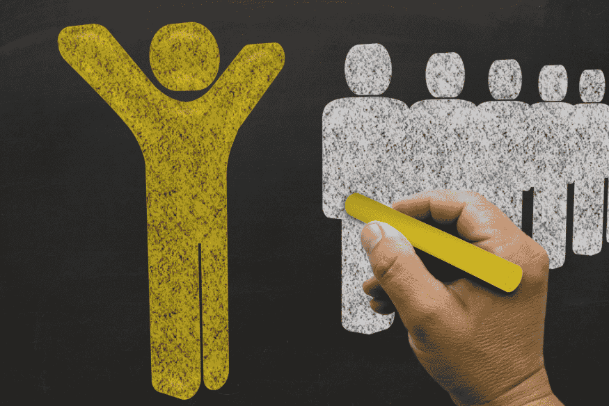 Ilustração destacando uma pessoa em amarelo entre várias em branco, simbolizando os diferenciais do carro por assinatura.