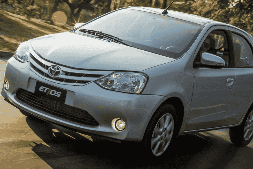 Toyota Etios seminovo prata, exemplo de carro usado até R$ 60 mil com baixo custo de manutenção e alta confiabilidade no Brasil.