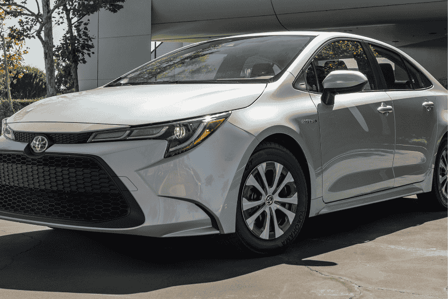 Toyota Corolla prata 2025 destaque entre os carros com melhor valor de revenda, confiabilidade e versão híbrida econômica