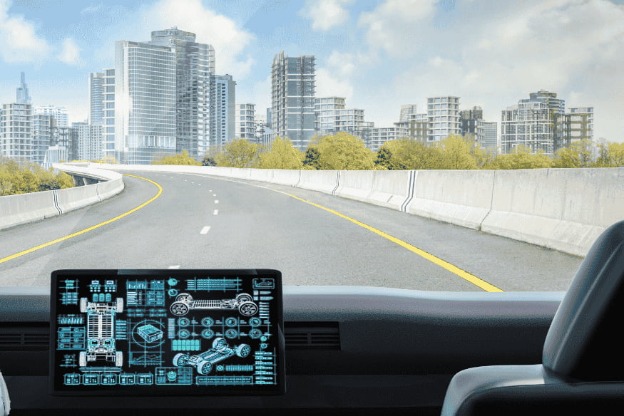 Painel digital de carro autônomo exibindo sistema de assistência de permanência em faixa (LKA) em via urbana moderna.