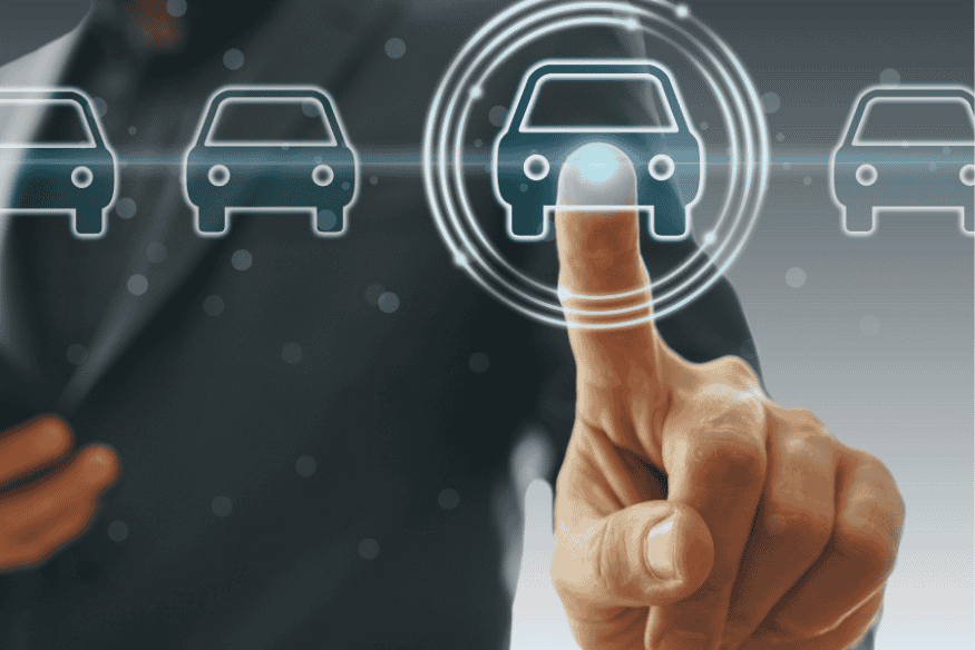 Homem escolhendo carro digital em tela futurista, representando a decisão entre comprar um carro seminovo ou zero km