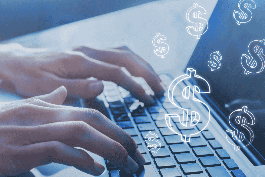 Mãos digitando em notebook representando compra de carro online com segurança e transações financeiras digitais.
