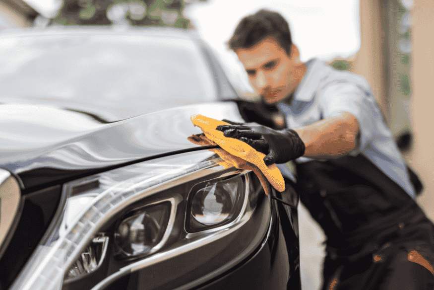 Profissional realizando polimento e acabamento final para preservar a pintura do carro e evitar desvalorização precoce
