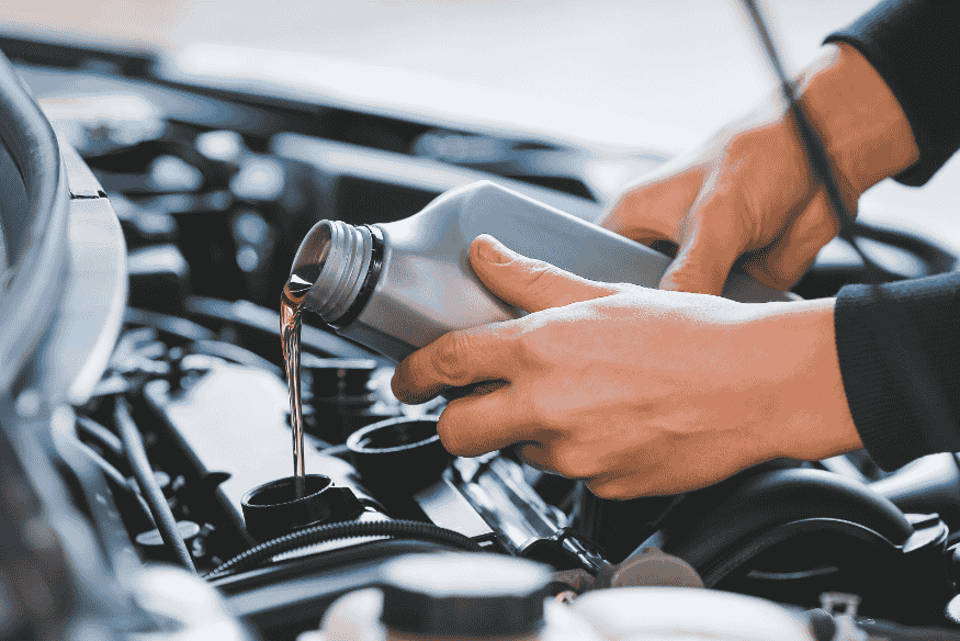 Mecânico realizando troca de óleo como parte da manutenção preventiva de carro popular no Brasil