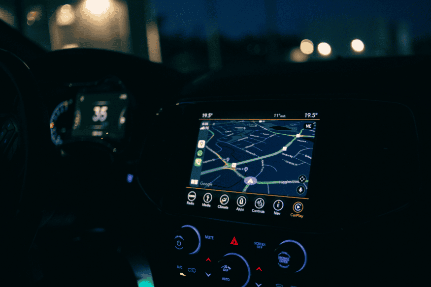 Central multimídia com GPS e conectividade em carro popular 2025, mostrando impacto da tecnologia no custo de manutenção