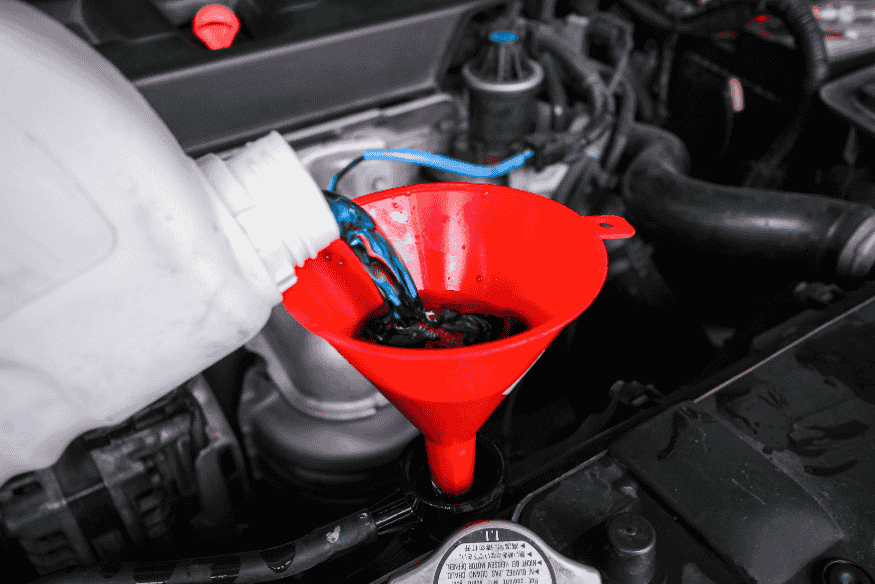 Revisão mecânica de carro automático com troca de fluído de transmissão usando funil vermelho para evitar vazamentos