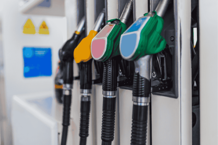 Bicos de abastecimento de gasolina, etanol e diesel em posto de combustível no Brasil em 2025, simbolizando a transição para carros híbridos e elétricos