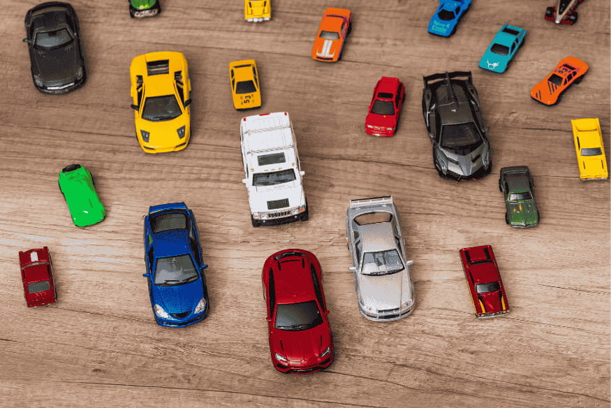 Diversos modelos de carros em miniatura representando diferentes tamanhos e estilos de veículos para escolher o carro ideal em 2025