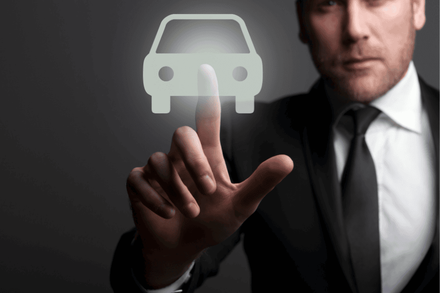 Homem em traje social escolhendo carro digital, representando a decisão consciente na compra do carro ideal em 2025
