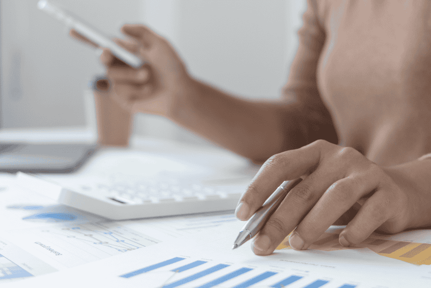 Pessoa analisando gráficos financeiros para avaliar financiamento de carro em 2025.
