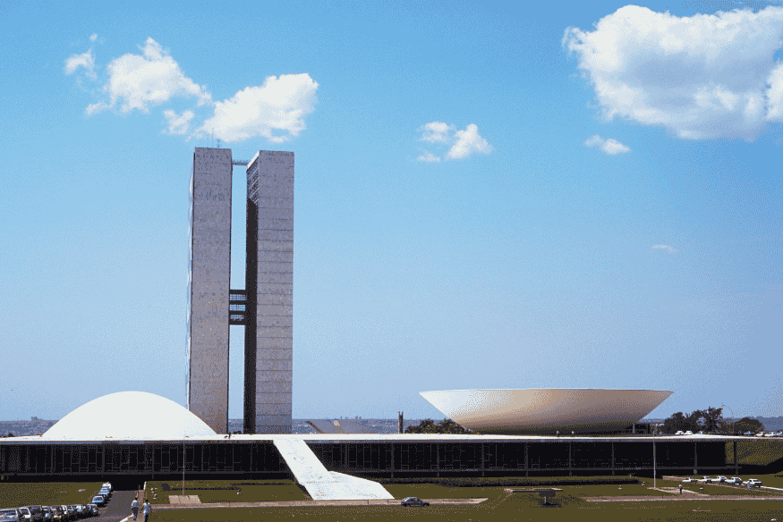 Congresso Nacional em Brasília, cidade brasileira referência em infraestrutura e políticas para carros elétricos em 2025.