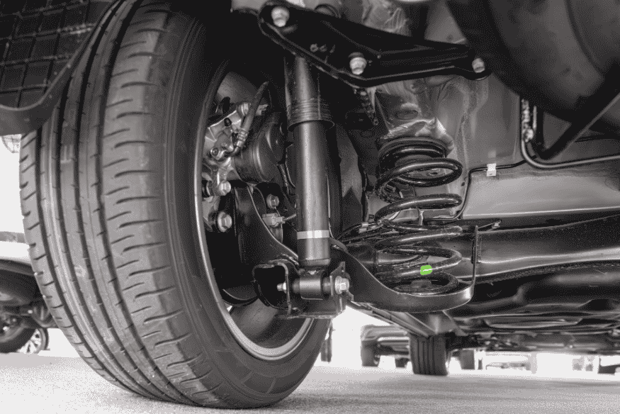 Detalhe da suspensão e amortecedores de carro, parte essencial da manutenção preventiva automotiva