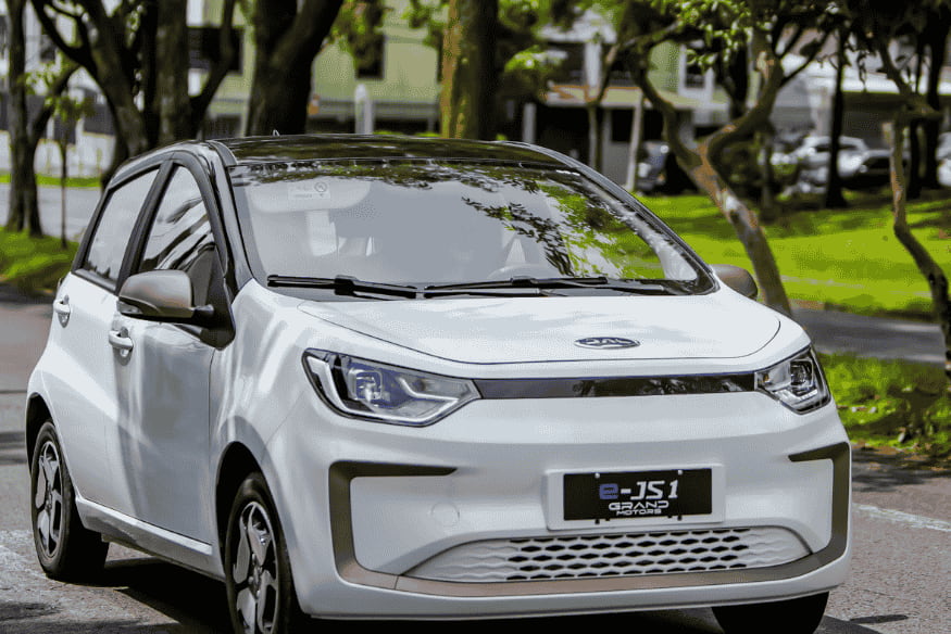 JAC E-JS1 branco, carro elétrico compacto e acessível, ideal para mobilidade urbana no Brasil em 2025.