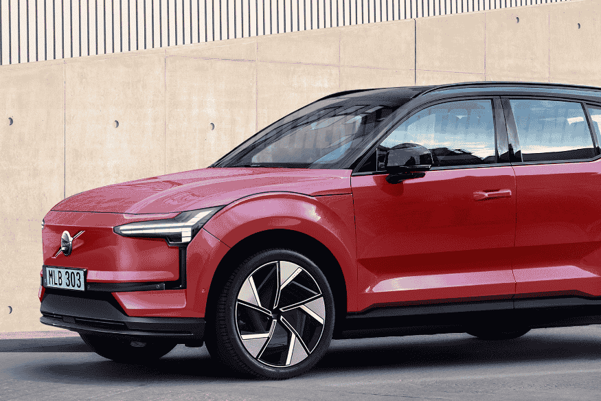 Volvo EX30 vermelho, SUV elétrico compacto premium de 2025, ideal para mobilidade urbana com autonomia e segurança.