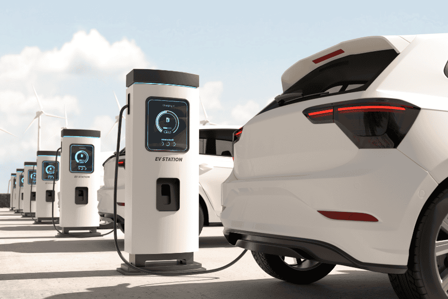 Carros elétricos brancos carregando em estações modernas, simbolizando a mobilidade urbana inteligente e sustentável em 2025.