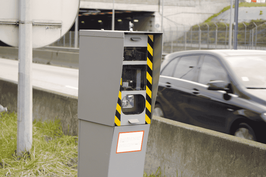 Radar de fiscalização eletrônica em rodovia, usado para monitorar velocidade e aplicar multas de trânsito no Brasil.