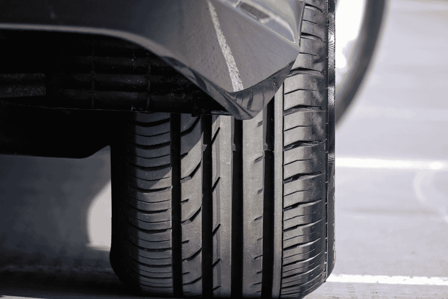 Pneus de carro novos em asfalto, conservados para melhor desempenho em diferentes climas