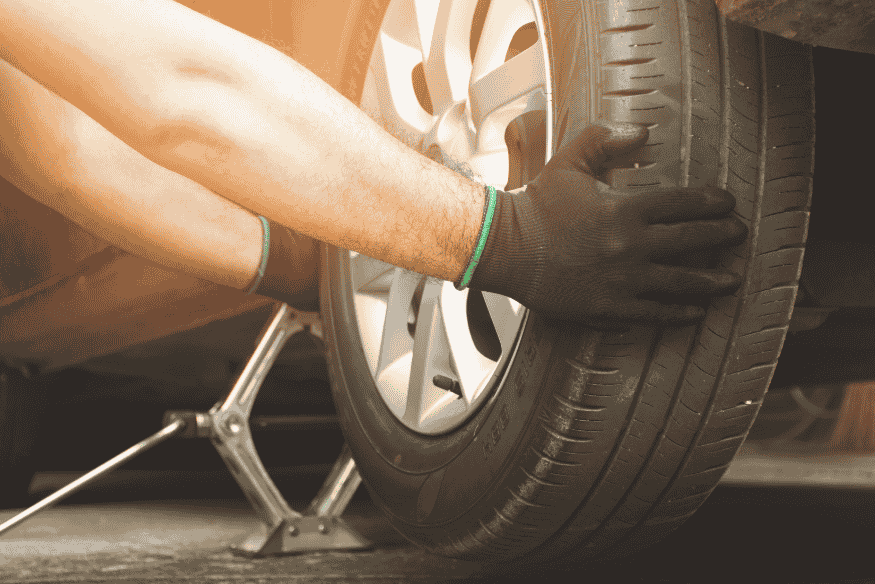 Troca de pneus de carro sendo realizada para garantir segurança, economia e melhor desempenho