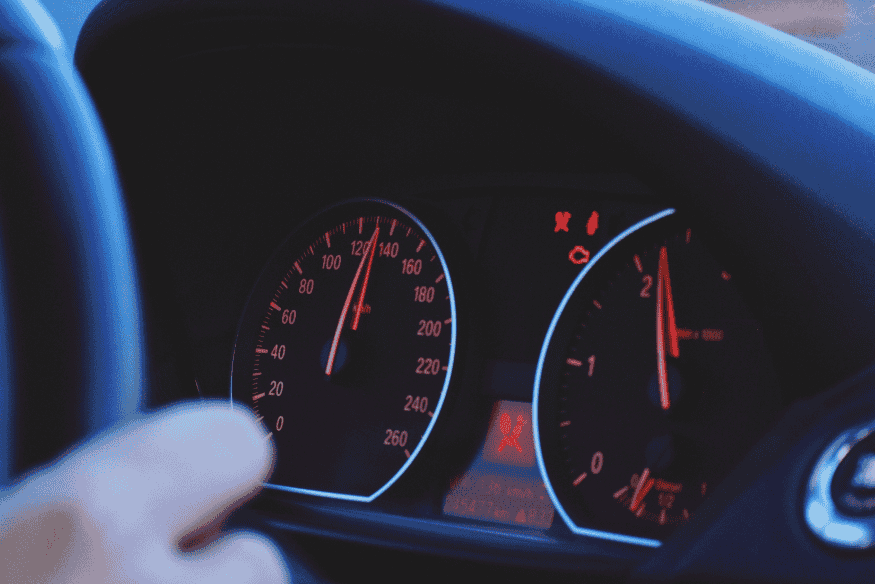 Painel do carro com luzes de alerta acesas indicando possíveis problemas no motor