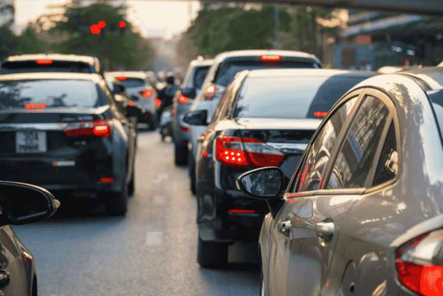 Trânsito intenso em cidade grande representando a versatilidade e praticidade dos carros hatch no uso diário