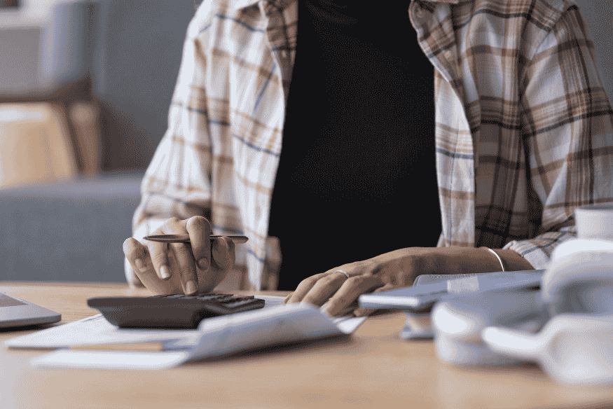 Pessoa calculando orçamento e parcelas para escolher o melhor financiamento de carro