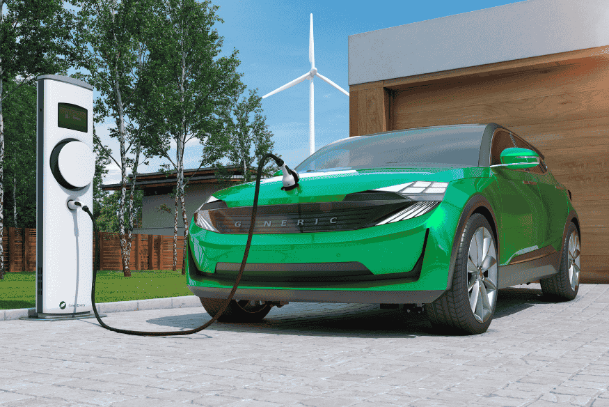 Carro elétrico verde sendo carregado em estação residencial ao lado de turbina eólica, mostrando uso de energia limpa no Brasil