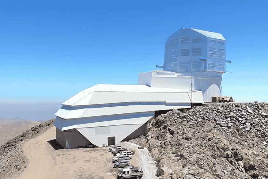 Vera Rubin Observatory em montanha no Chile, projeto astronômico criado para mapear o céu com alta precisão
