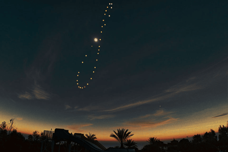 Analema solar fotografado no céu ao entardecer, mostrando a trajetória em forma de oito do Sol ao longo do ano