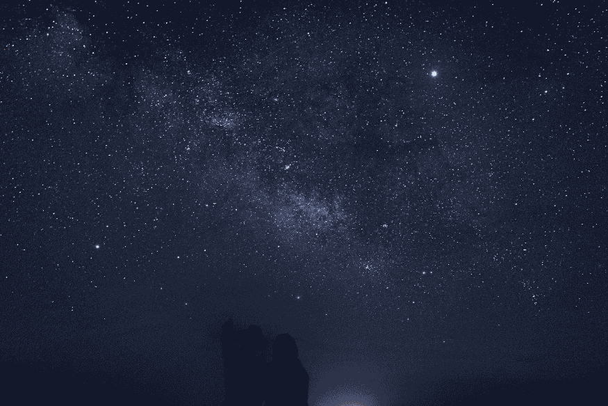 Céu estrelado com estrela brilhante em destaque, ideal para uso como estrela-guia em sistemas de autoguiding