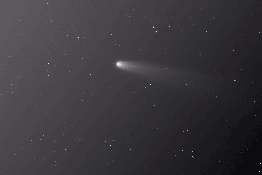 Cometa brilhante com longa cauda no espaço, fenômeno celeste observado no céu noturno