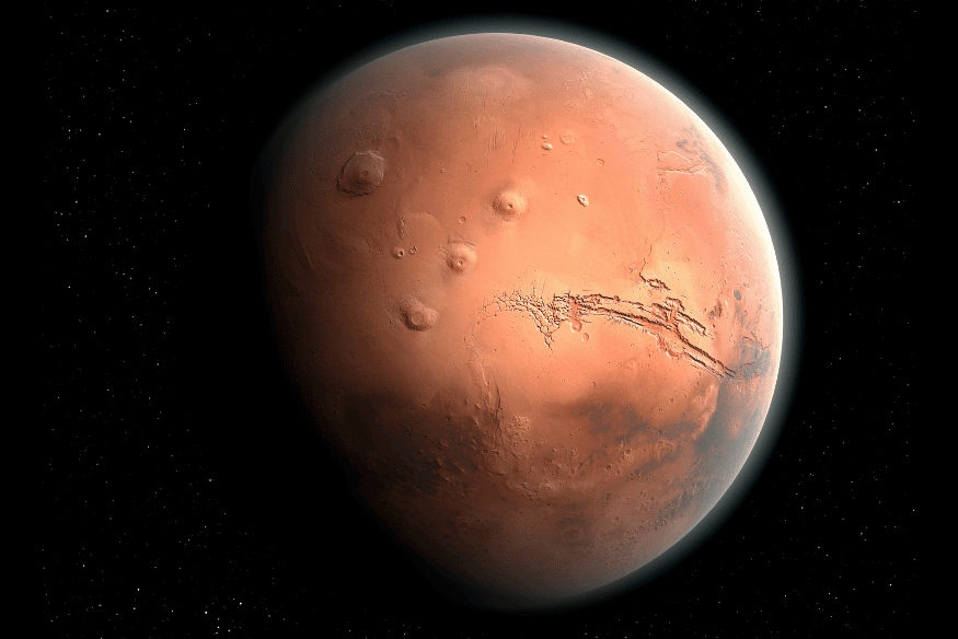 Planeta Marte em detalhe no espaço com crateras e relevo visível, representando suas características observadas em épocas de maior brilho