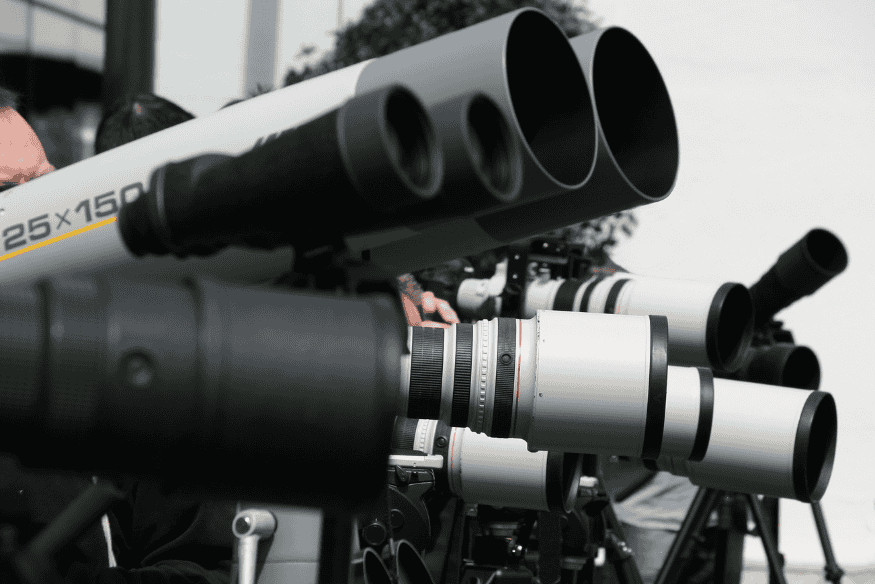 Binóculo e telescópio preparados para uma noite de observação astronômica