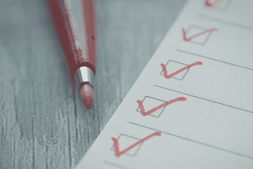 Checklist marcado com caneta vermelha, recurso útil para organizar itens de uma noite de observação astronômica