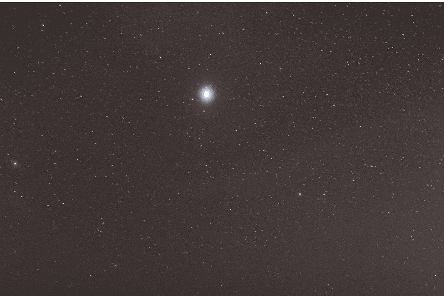 Planeta brilhante visível no céu noturno entre estrelas, exemplo de observação da cintilação dos planetas