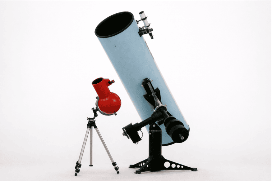Telescópio refletor newtoniano em destaque ao lado de pequeno instrumento astronômico, modelo que exige atenção especial à colimação