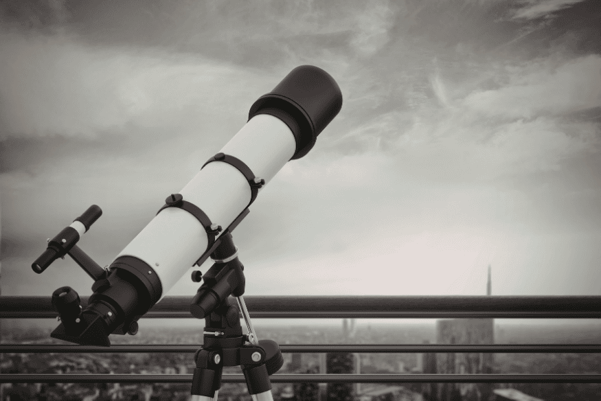 Telescópio refrator montado em tripé, exemplo de equipamento astronômico usado em observação do céu e ajustes de colimação