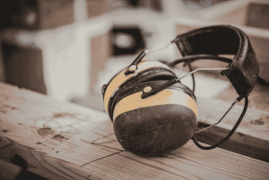 Máscara de dormir sobre mesa, acessório útil para controlar luz e melhorar o sono em ambientes espaciais