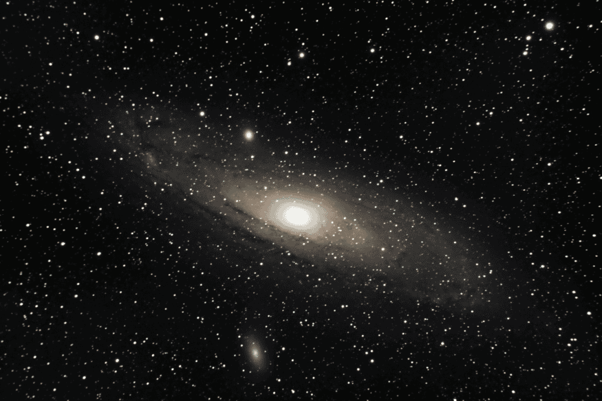 Galáxia de Andrômeda cercada por estrelas, exemplo de estudo da composição estelar em objetos distantes