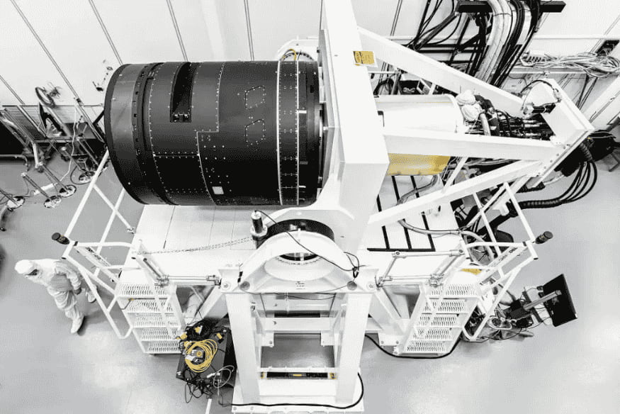 Equipamento astronômico em laboratório, usado para captar luz e revelar cores do Universo além da visão humana