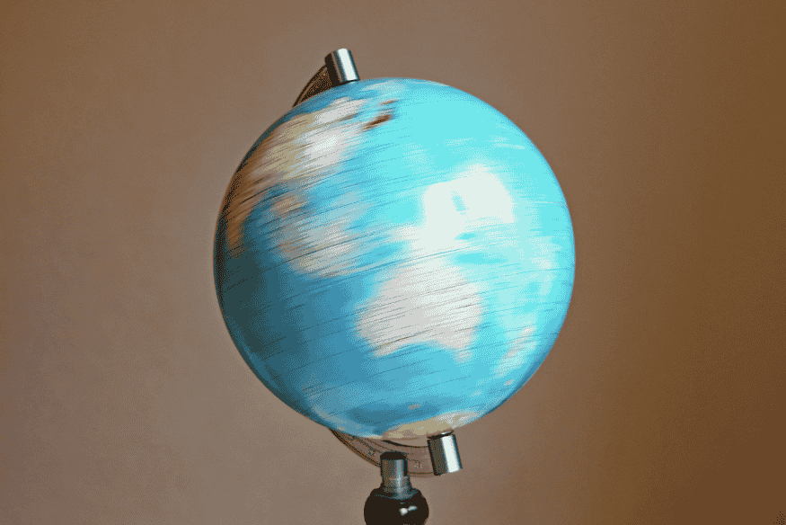 Globo terrestre em movimento, ilustrando a diferença entre rotação e translação nos planetas