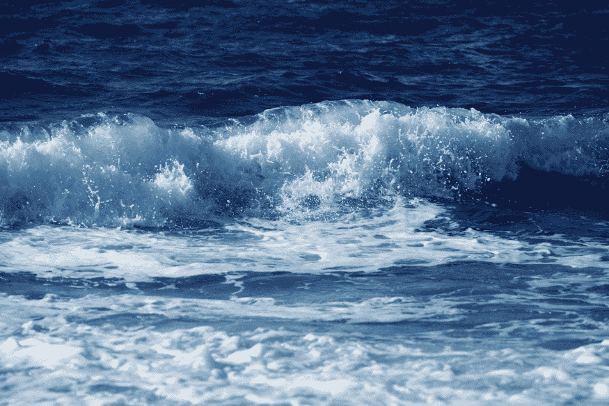 Ondas do oceano representando a força das marés e sua influência na rotação dos planetas