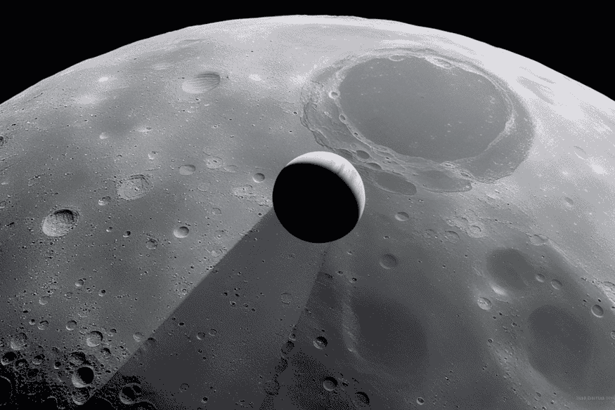 Lua menor orbitando acima da superfície lunar, ilustrando como a órbita de duas luas poderia ser instável