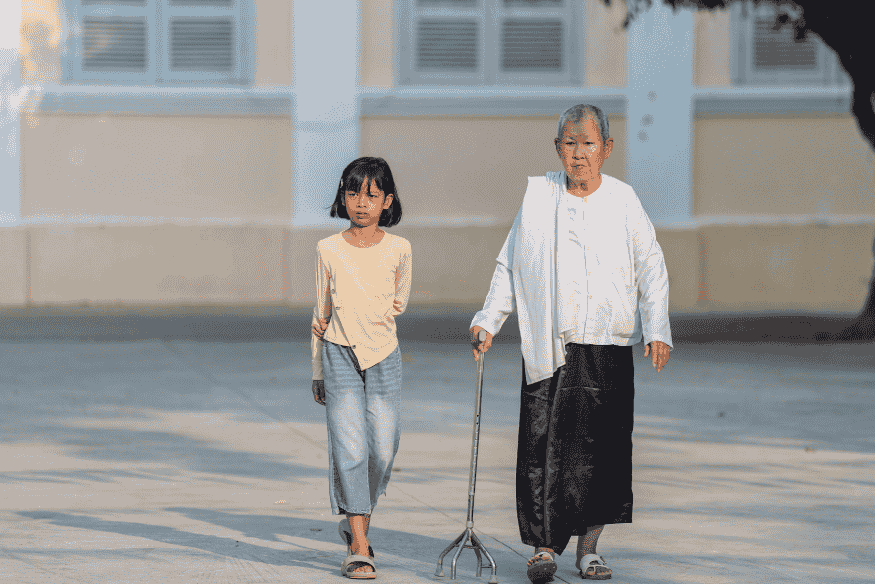 Idoso caminhando com apoio, exemplo dos desafios físicos que a gravidade diferente poderia causar ao corpo humano