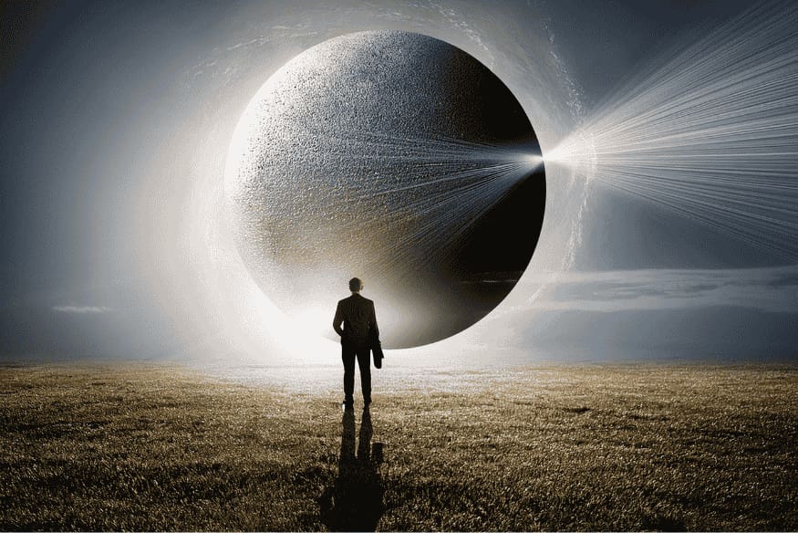 Pessoa diante de planeta gigante, representando como a gravidade diferente afetaria o envelhecimento em outro planeta